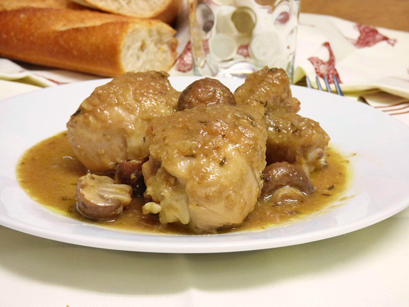 Muslos de pollo en salsa con setas portobello - Mis Cosillas de Cocina