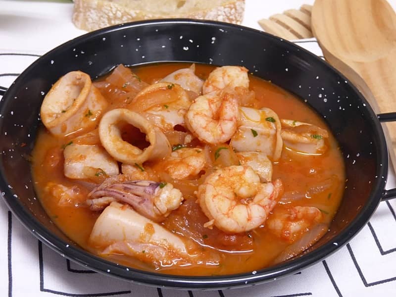 Calamares en Salsa con Gambas