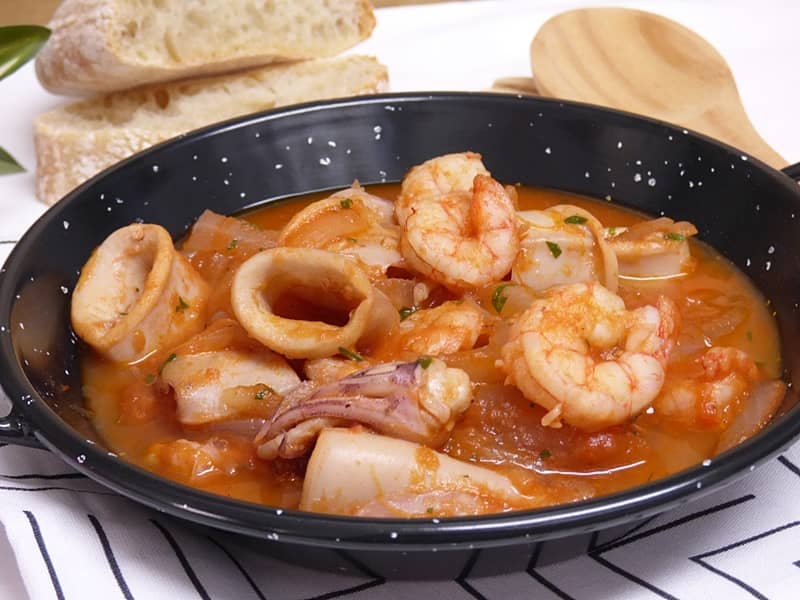 Calamares en Salsa con Gambas