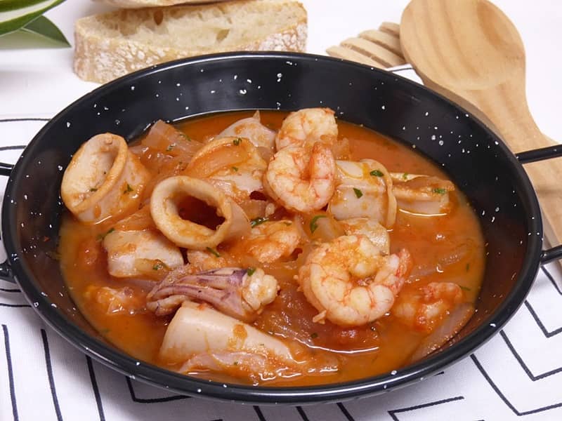 Calamares en Salsa con Gambas