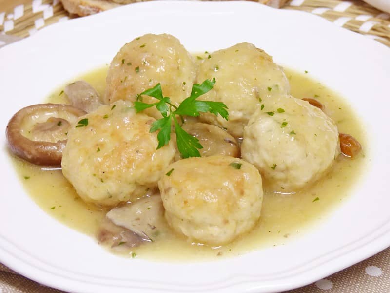 Albóndigas de pollo en salsa con setas