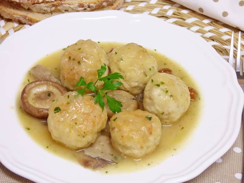 Albóndigas de pollo en salsa con setas