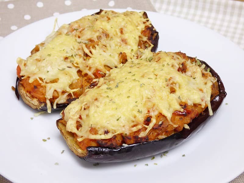 Berenjenas rellenas de verduras y atún en freidora de aire