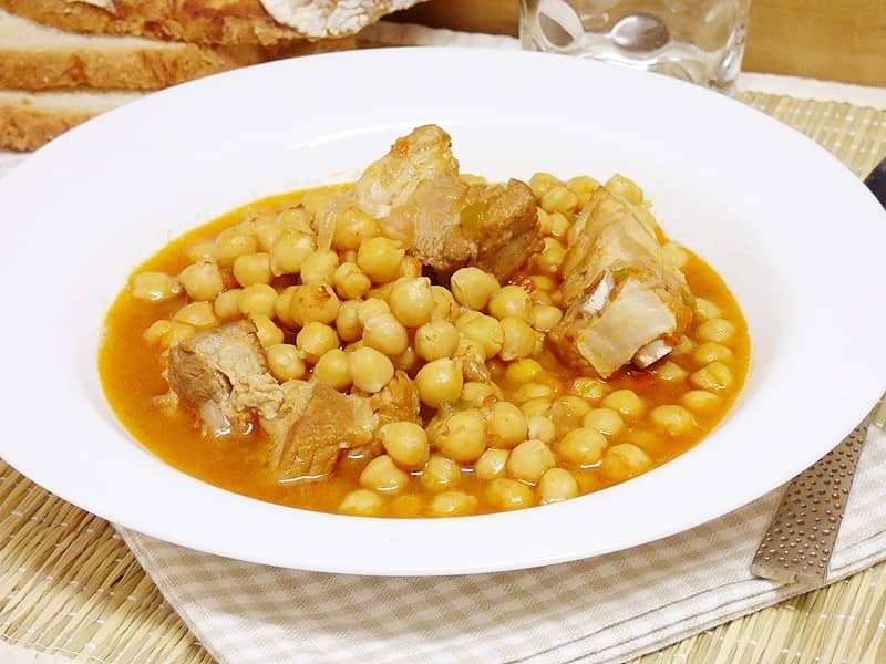 Guiso de garbanzos con costilla en olla rápida