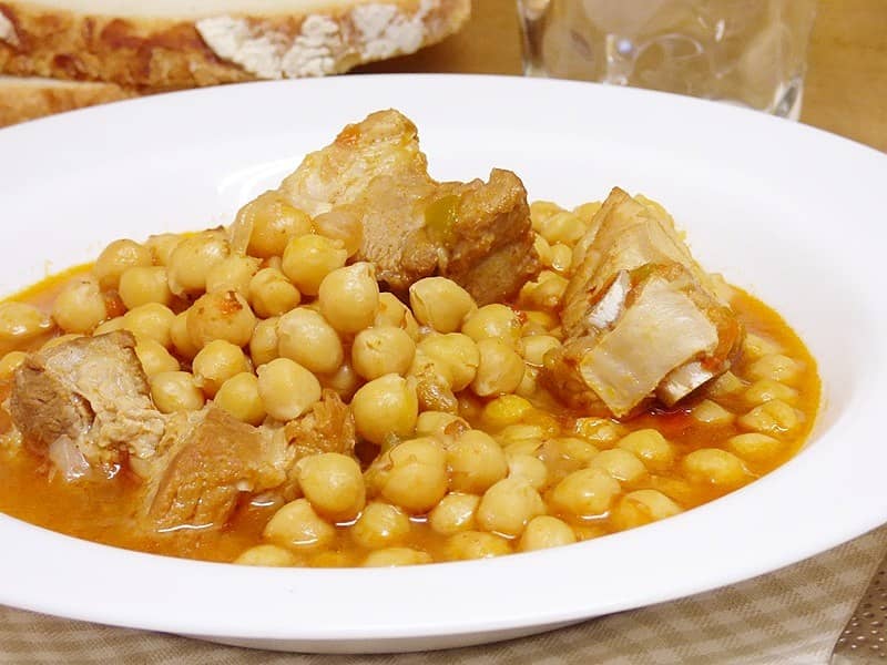 Guiso de garbanzos con costilla en olla rápida