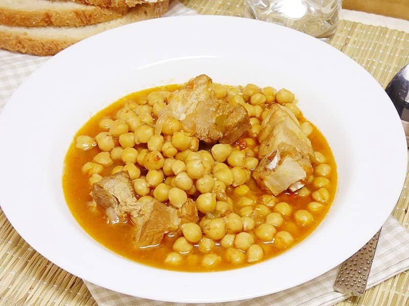 Guiso de garbanzos con costilla