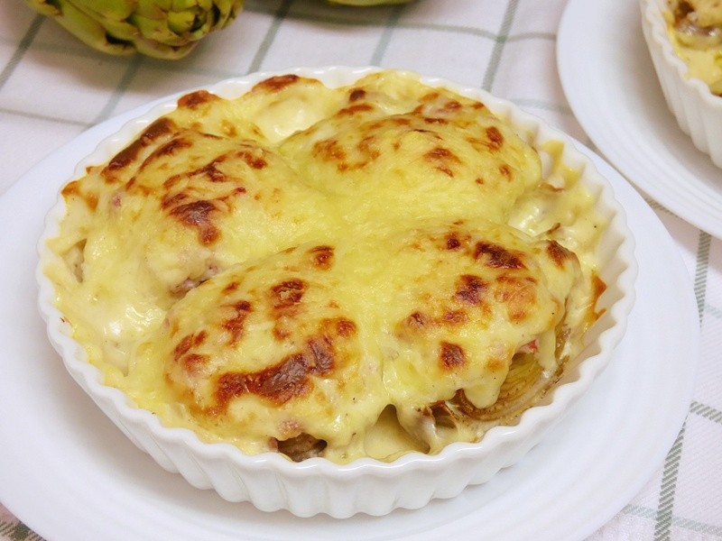 Alcachofas gratinadas con jamón y queso