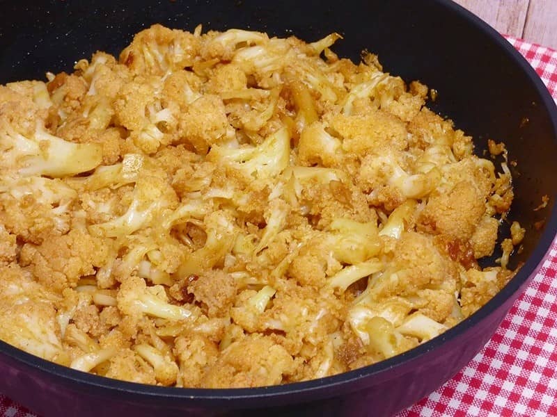 La coliflor esparragada es una receta típica del sur de España, especialmente de Andalucía. Es un plato fácil, sabroso y nutritivo.