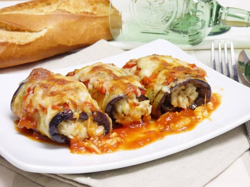 Rollitos de berenjena rellenos de pollo y queso